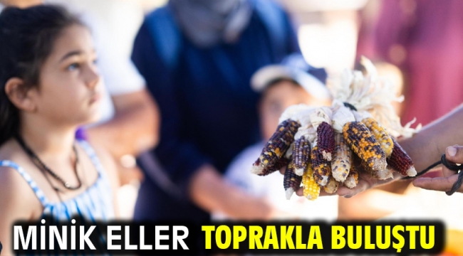 Minik eller toprakla buluştu