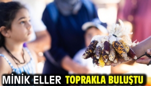 Minik eller toprakla buluştu