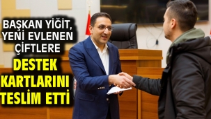 Başkan Yiğit, yeni evlenen çiftlere destek kartlarını teslim etti