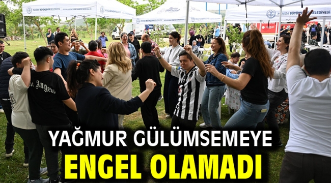 Yağmur Gülümsemeye Engel Olamadı