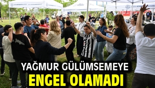 Yağmur Gülümsemeye Engel Olamadı