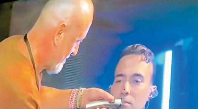 Mert Demir, konser arasında bıyıklarını kestirdi
