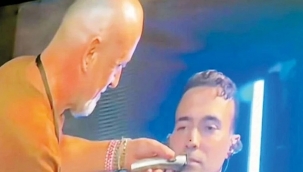 Mert Demir, konser arasında bıyıklarını kestirdi