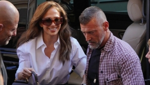 Jennifer Lopez yakışıklı korumasıyla el ele