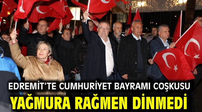 Edremit'te Cumhuriyet Bayramı coşkusu yağmura rağmen dinmedi